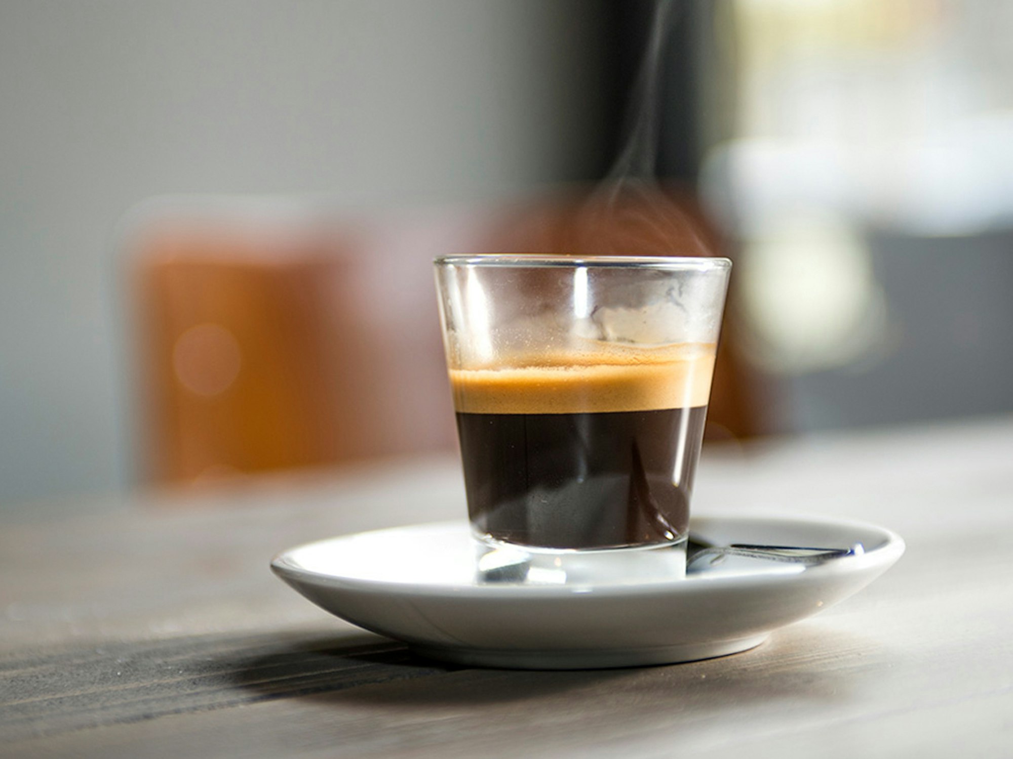 Dieses undatierte Bild zeigt eine dampfende Tasse Kaffee.