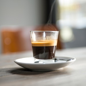 Dieses undatierte Bild zeigt eine dampfende Tasse Kaffee.
