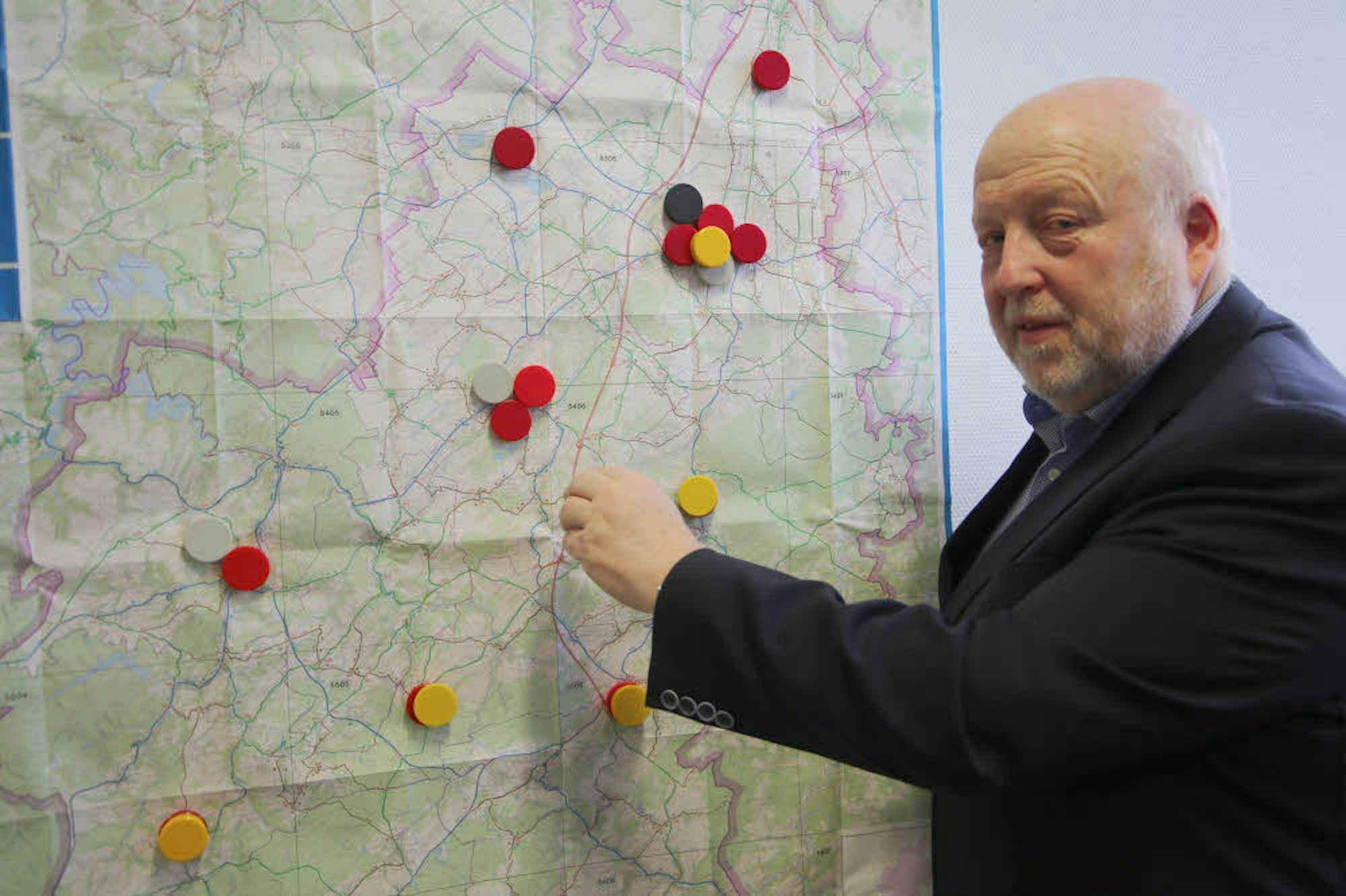 Auf der Karte zeigt Kreisbrandmeister Udo Crespin, in welchem Bereich der Telenotarzt vorrangig eingesetzt wird. Die gelben Knöpfe zeigen Standorte der Rettungswagen mit Telenotarzt-Unterstützung.