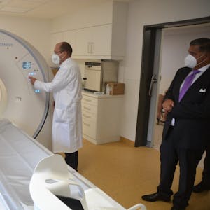 Stolz präsentierten Chefarzt Dr. Olaf Rieker und Geschäftsführer Andreas Schultz (r.) den neuen Computertomografen des Marien-Hospitals Euskirchen.