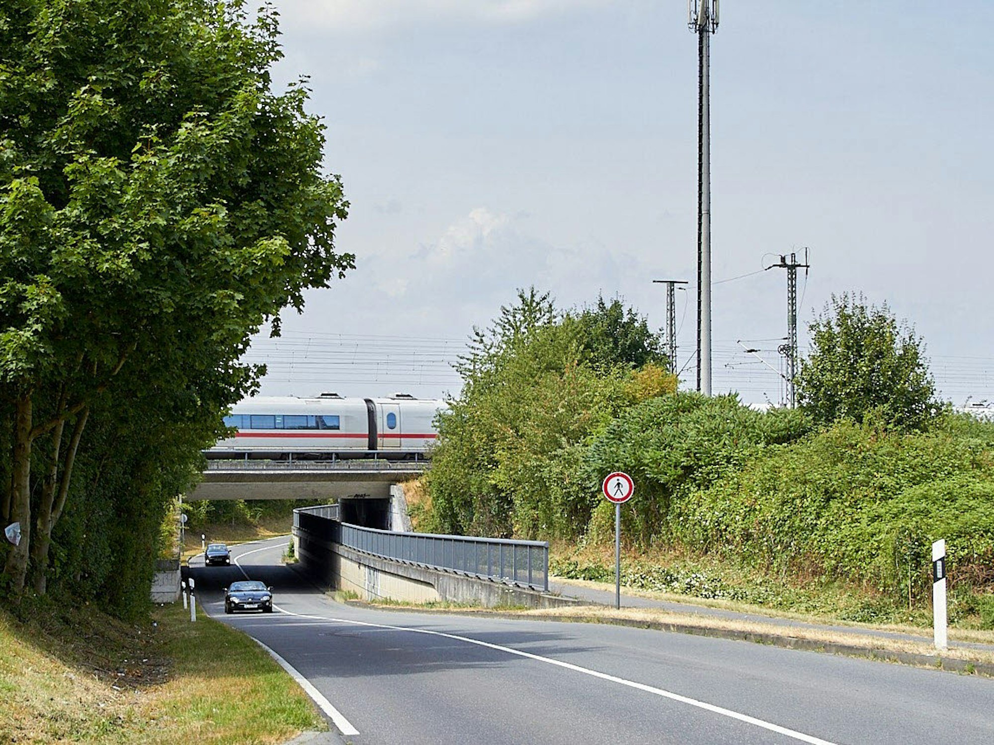 Die geplante Umgehungsstraße für Zündorf würde die Autofahrer zum Teil über die heutige Poststraße führen und die vorhandene Unterführung der ICE-Strecke nutzen.