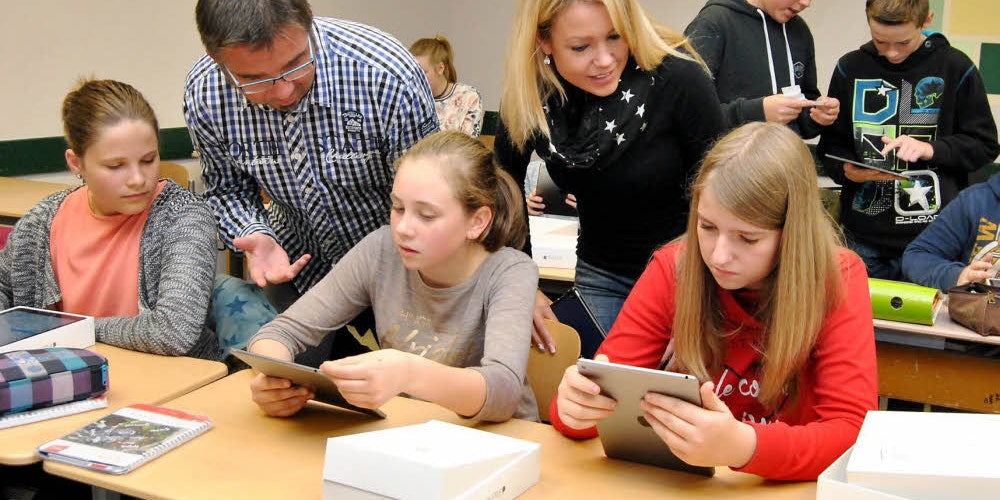 HJK-Schüler erhalten eine Einführung am iPad.