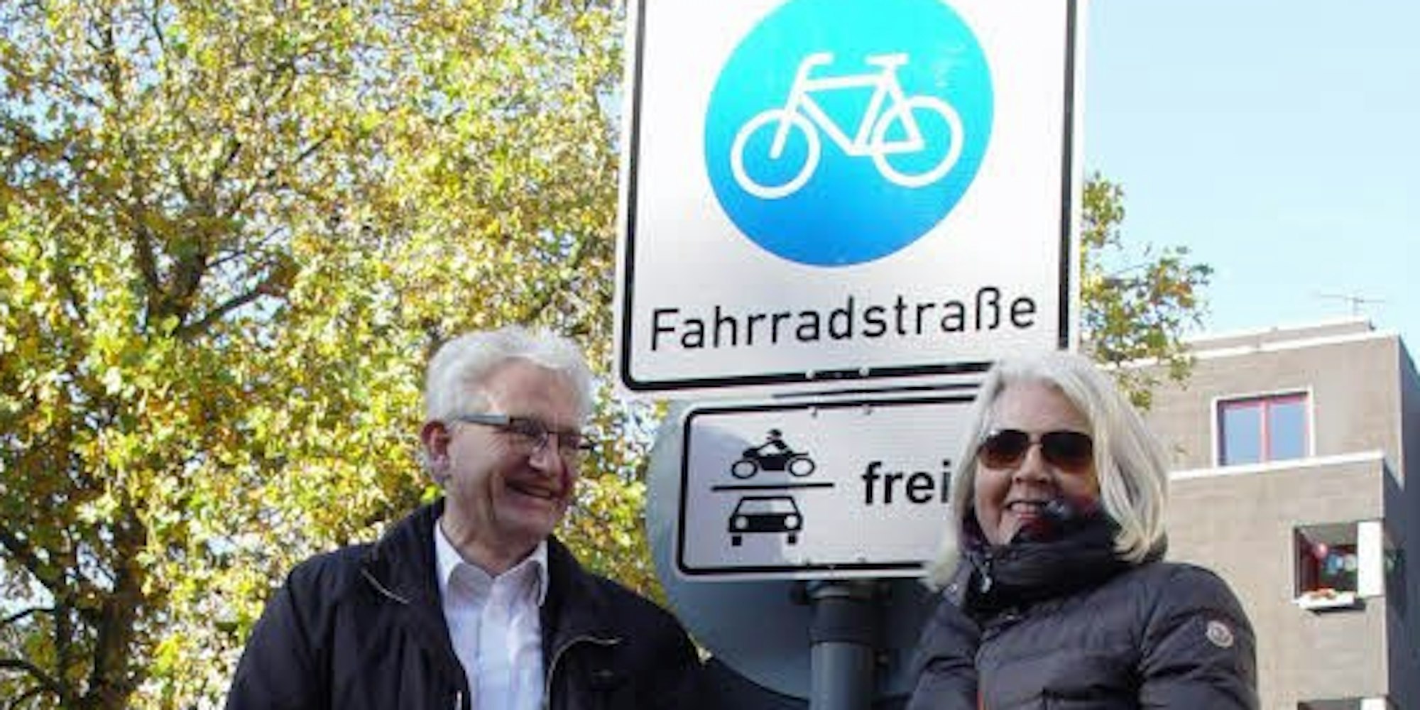 Klaus Harzendorf (links) und Helga Blömer-Freker in der Herbert-Lewin- Straße