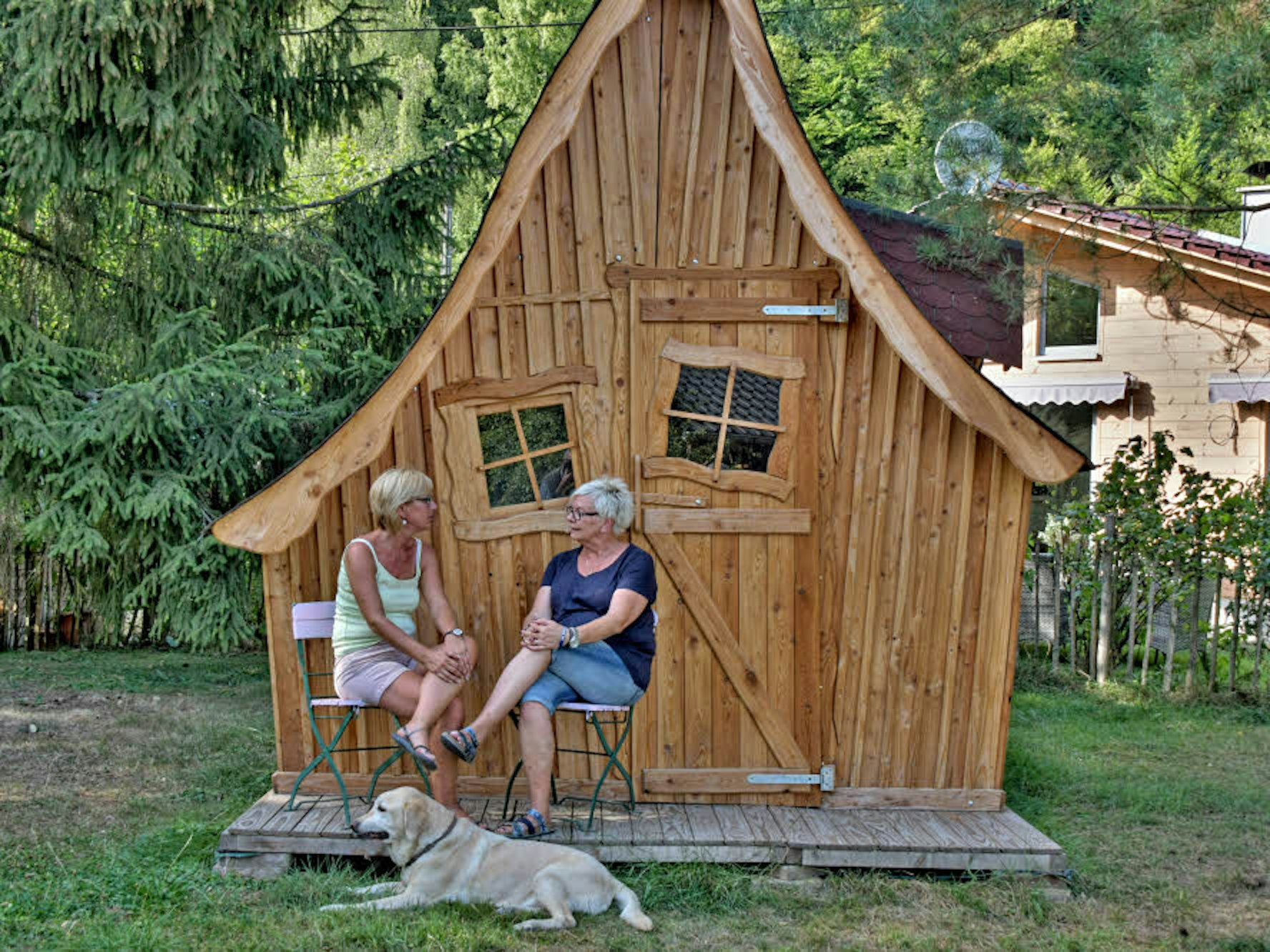 Immer etwas schief und skurril sind die kleinen Holzhäuser aus der Werkstatt des Zwei-Mann-Unternehmens „Hexenholz“.