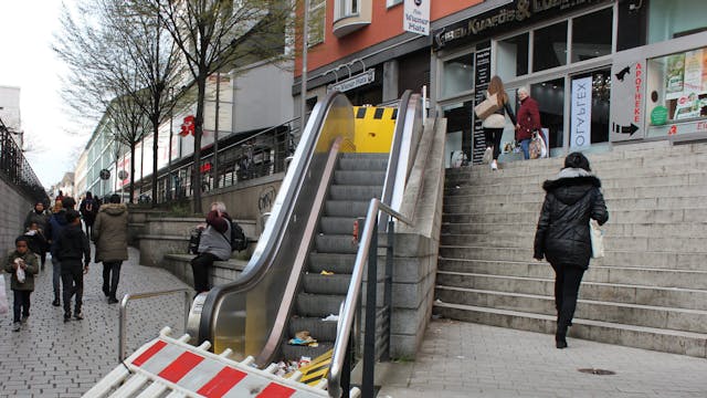 Die defekte Rolltreppe zwischen der KVB-Haltestelle Wiener Platz und der Buchheimer Straße