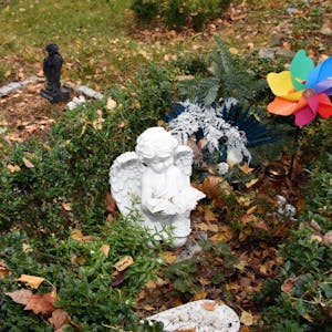 Kindergrab auf dem Nümbrechter Friedhof: Auch wenn ein Leben noch gar nicht richtig begonnen hat, brauchen Eltern einen Ort zum Trauern.