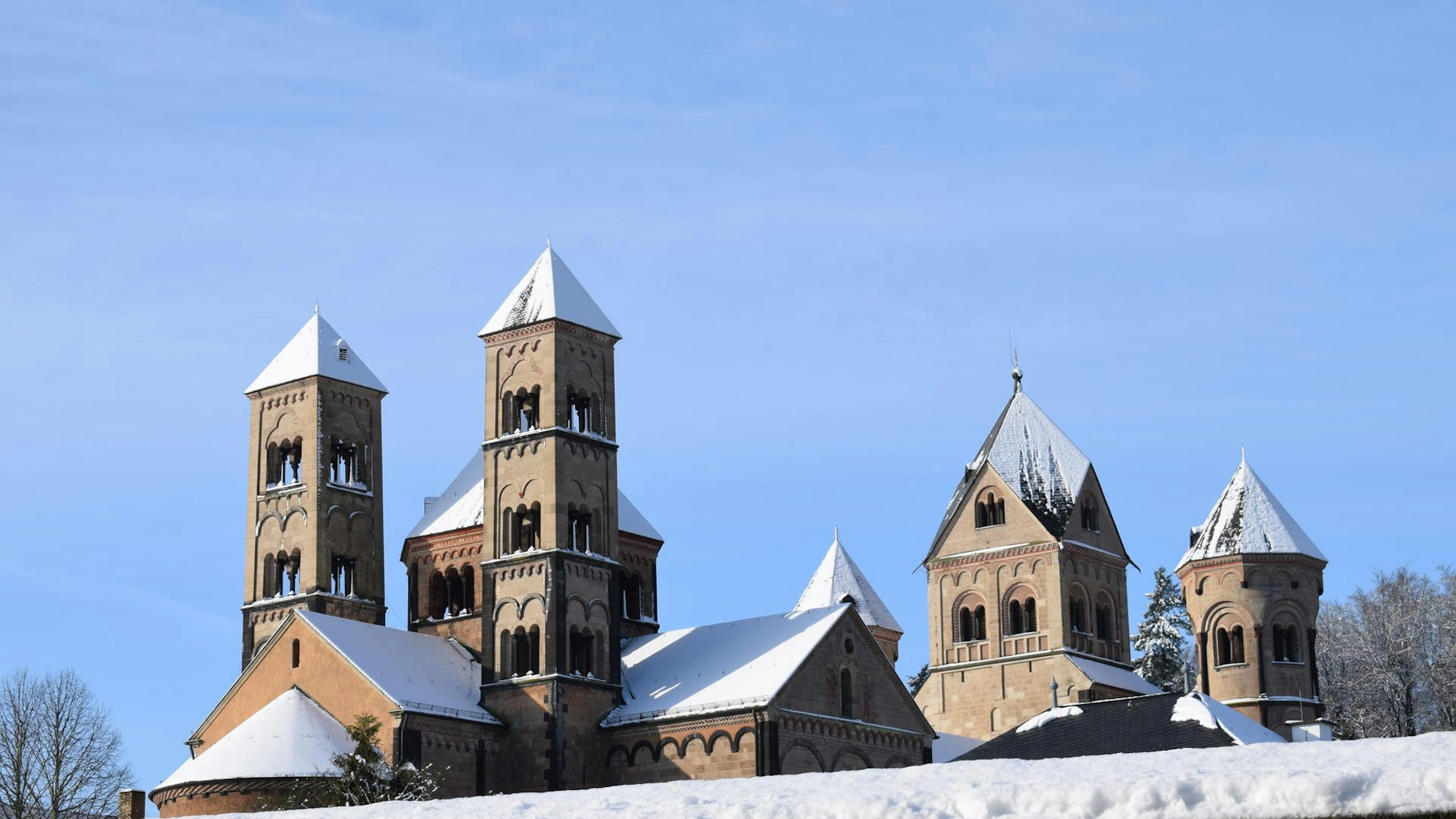 Kloster Maria Laach mit verschneiten Dächern.