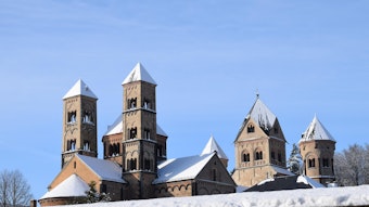 Kloster Maria Laach mit verschneiten Dächern.