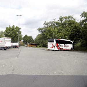 Den Parkplatz am Kuhweg in Niehl will die Stadtverwaltung zum Busterminal ausbauen.