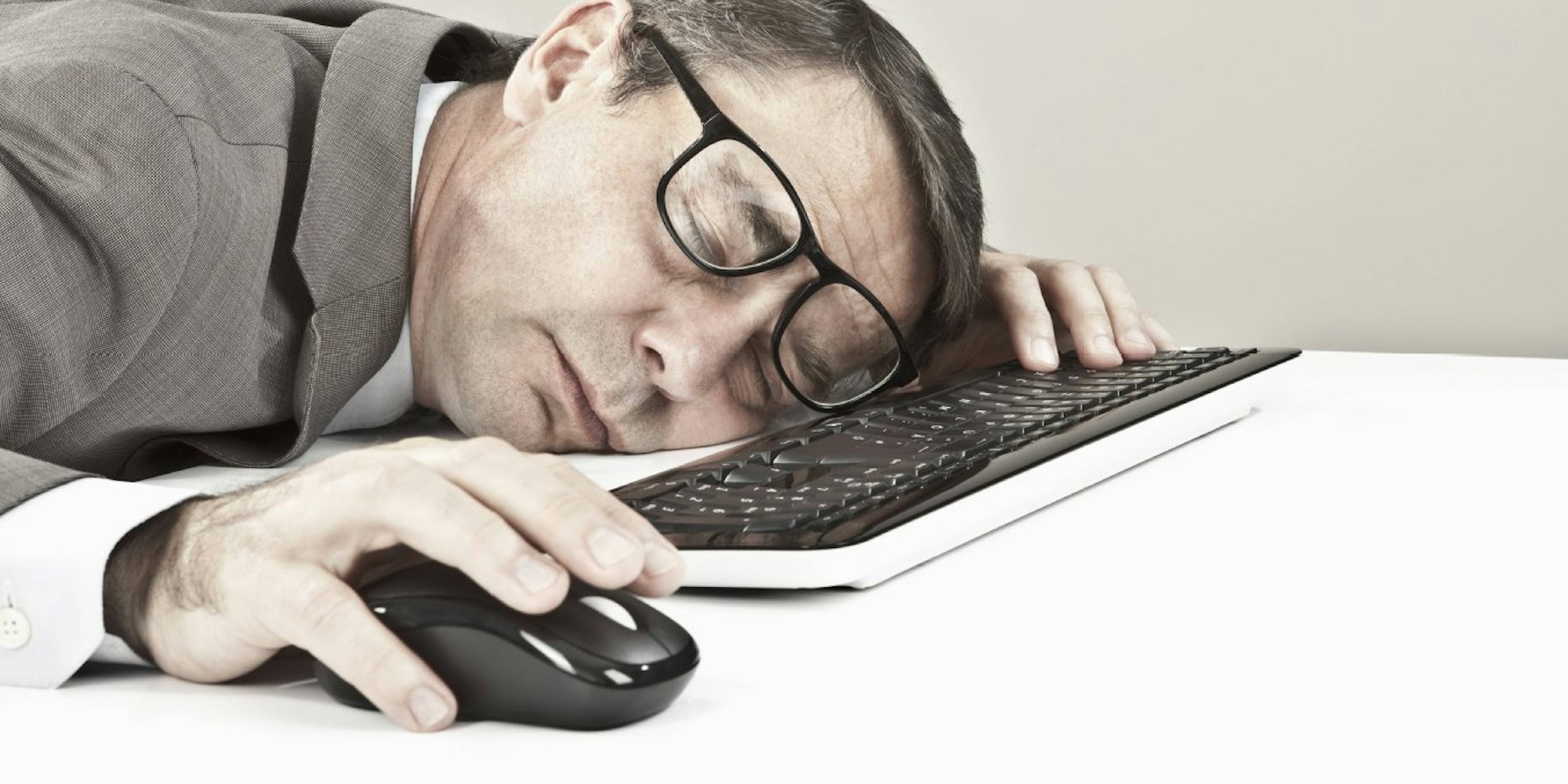 Einschlafen am Arbeitsplatz ist keine gute Idee, allerdings dürfte es in den meisten Fällen bei einer Abmahnung bleiben, wenn man nicht ständig Nickerchen hält.