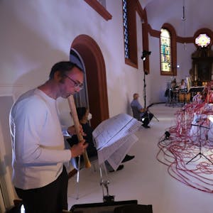 Professor Jeremias Schwarzer führte in der Klosterkapelle das Stück „Li-Sabbrá“ auf.
