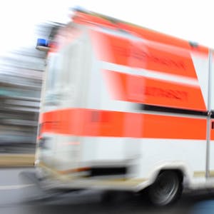 Krankenwagen in Fahrt Symbolbild dpa