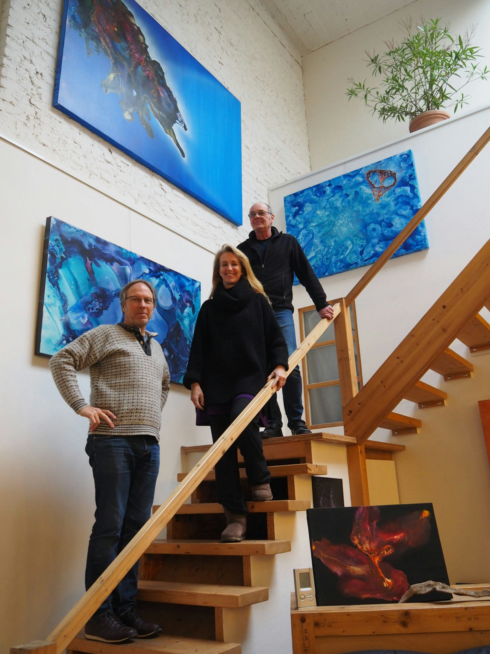 Innenansicht des Ateliers von Manfred Wachendorf (oben), mit Jeannette Payrebrune und Dierck Osterloh.