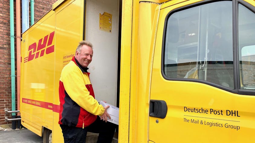Thomas Löber trägt seit 40 Jahren Pakete der Deutschen Post aus. Auf den Straßen Gymnichs fühlt er sich zu Hause.