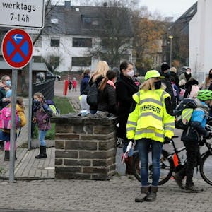 An der Einfahrt zu Parkplatz und Schulhof an der Kirchstraße passen jeweils drei Elternlotsen morgens jetzt auf, dass es nicht zu gefährlichen Fahrmanövern kommt.