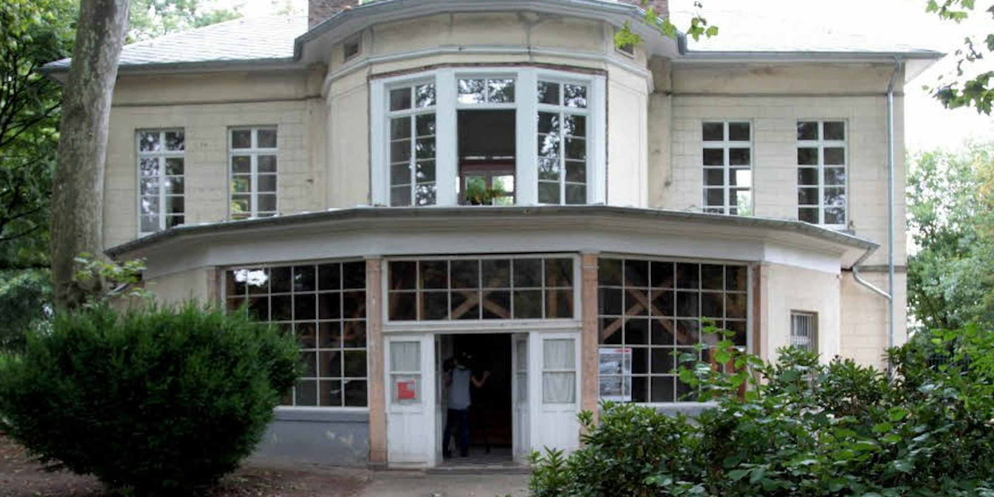 Der ehemalige Bahnhof Belvedere in Müngersdorf wird von ehrenamtlichen Helfern saniert.