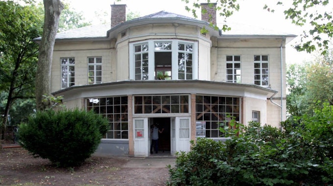 Der ehemalige Bahnhof Belvedere in Müngersdorf wird von ehrenamtlichen Helfern saniert.