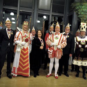 Mit kleinem Gefolge und Bürgermeisterin Bondina Schulze (M.) wurden Prinz Olaf I. (Nohren), Bauer Matthias (Büttner) und Jungfrau Matilda (Matthias Schmitz) proklamiert.