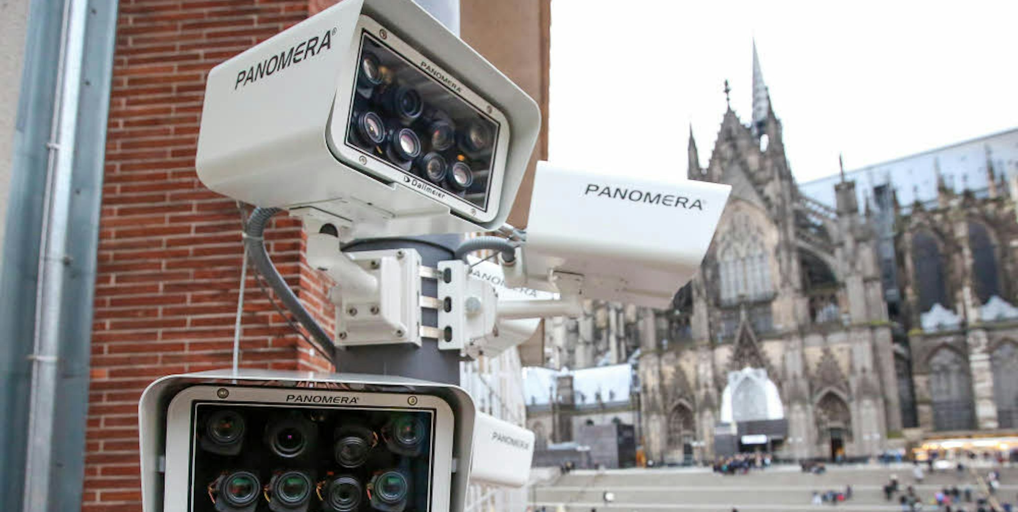 Die Augen des Gesetzes: Neue Überwachungskameras am Dom liefern scharfe Videobilder bei Tag und Nacht.