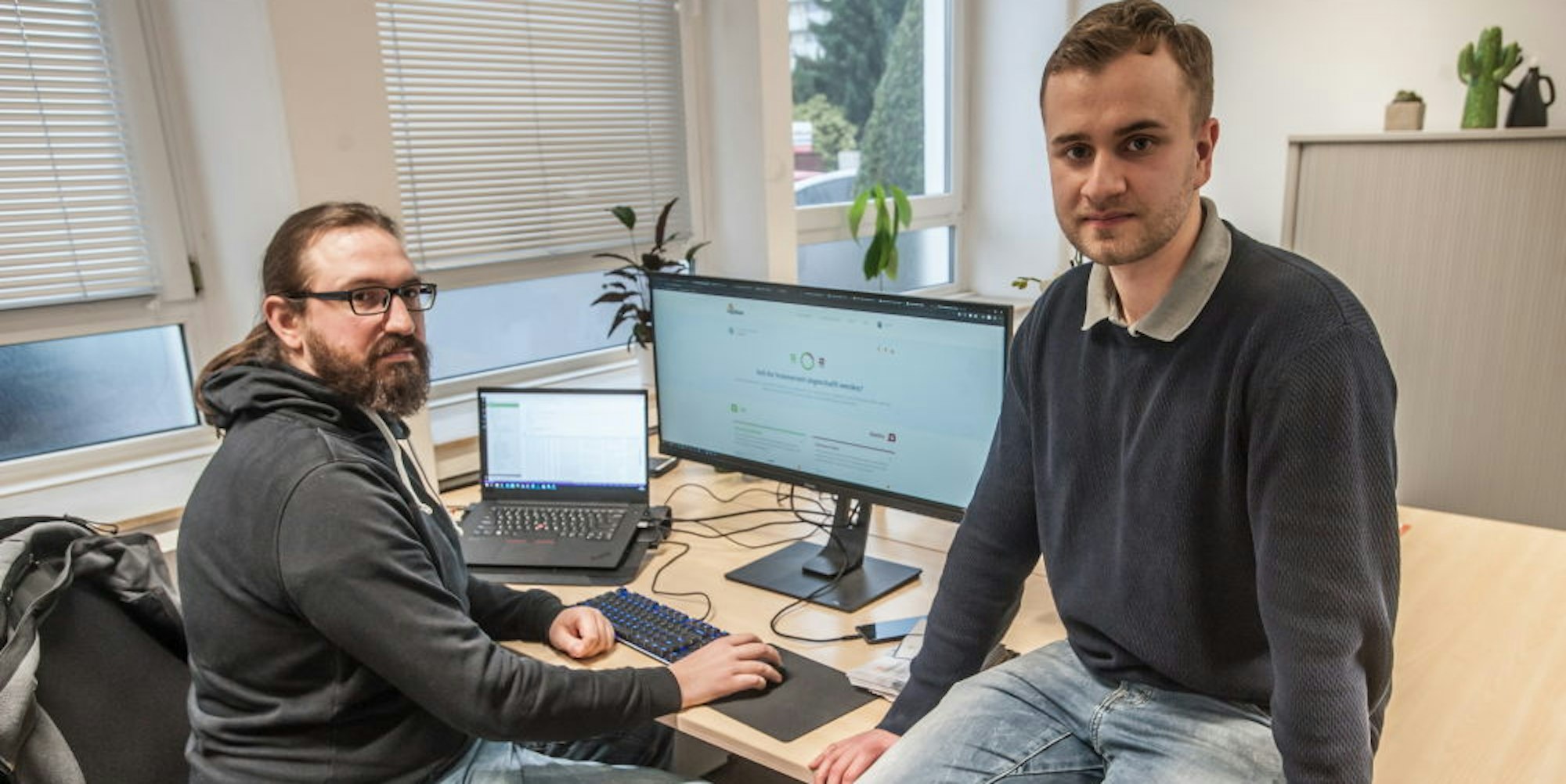 Dominik Enzenauer (rechts) hat die Internet-Seite Topikon erfunden. Fredrik Stipps programmierte.