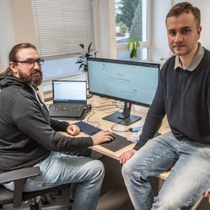 Dominik Enzenauer (rechts) hat die Internet-Seite Topikon erfunden. Fredrik Stipps programmierte.