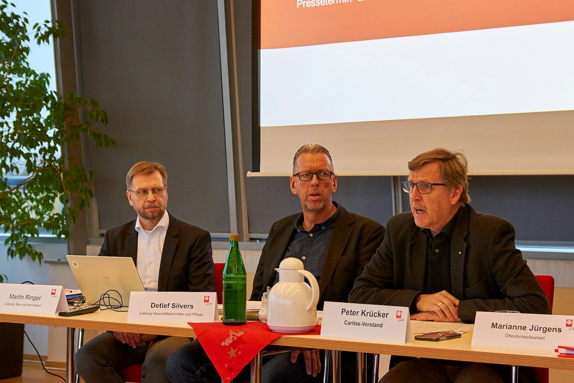 Peter Krücker (v.r.), Detlef Silvers und Martin Ringer auf der Pressekonferenz der Caritas.