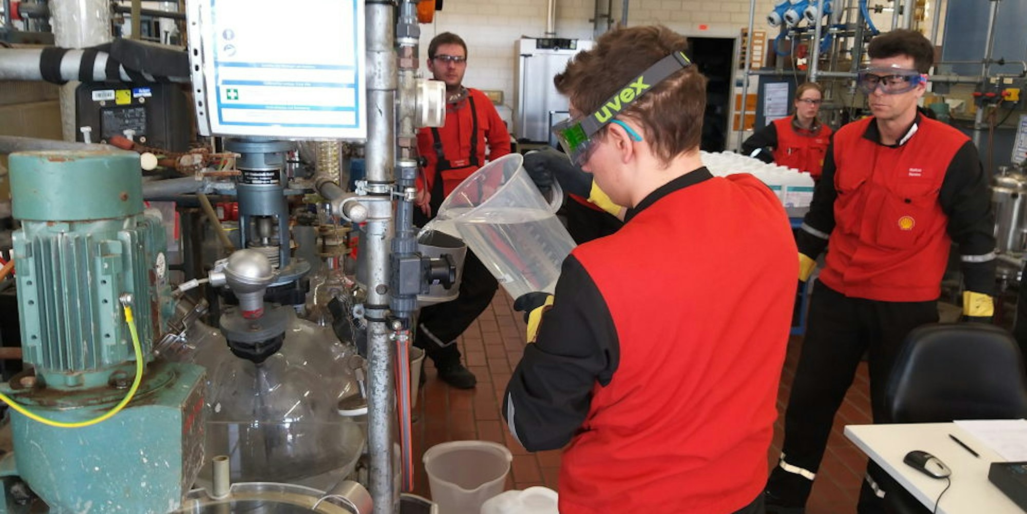 Im Ausbildungszentrum der Shell Rheinland Raffinerie wird jetzt Desinfektionsmittel produziert.