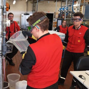 Im Ausbildungszentrum der Shell Rheinland Raffinerie wird jetzt Desinfektionsmittel produziert.