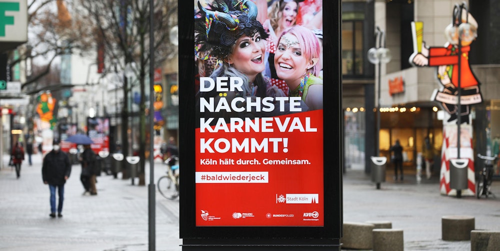 Schildergasse mit Werbung für Karneval in Köln