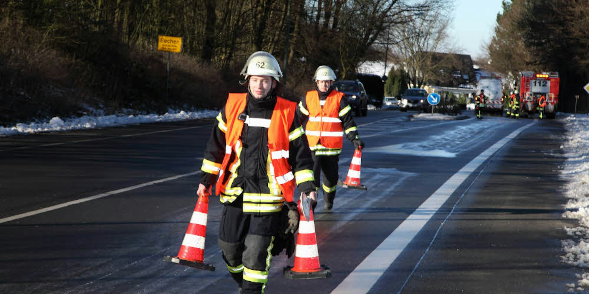 Auch das Abstreuen von ausgelaufenem Öl bei Verkehrsunfällen gehört zu den Aufgaben der Wehr. Hier sind Mitglieder der Löschgruppe Bechen auf der Kölner Straße im Einsatz.