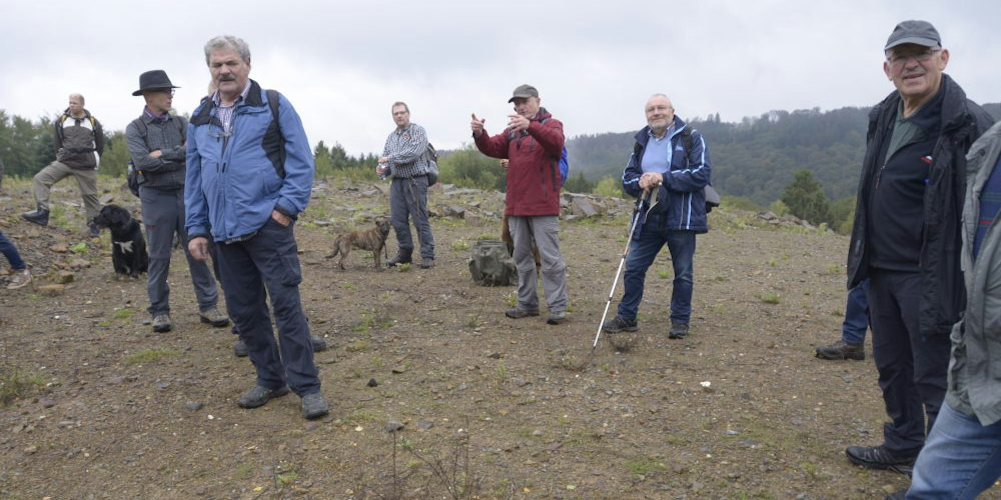 20 Wanderer und vier Hunde folgten Winfried Panske zu dem früheren Steinbruch von Willi Althoff.