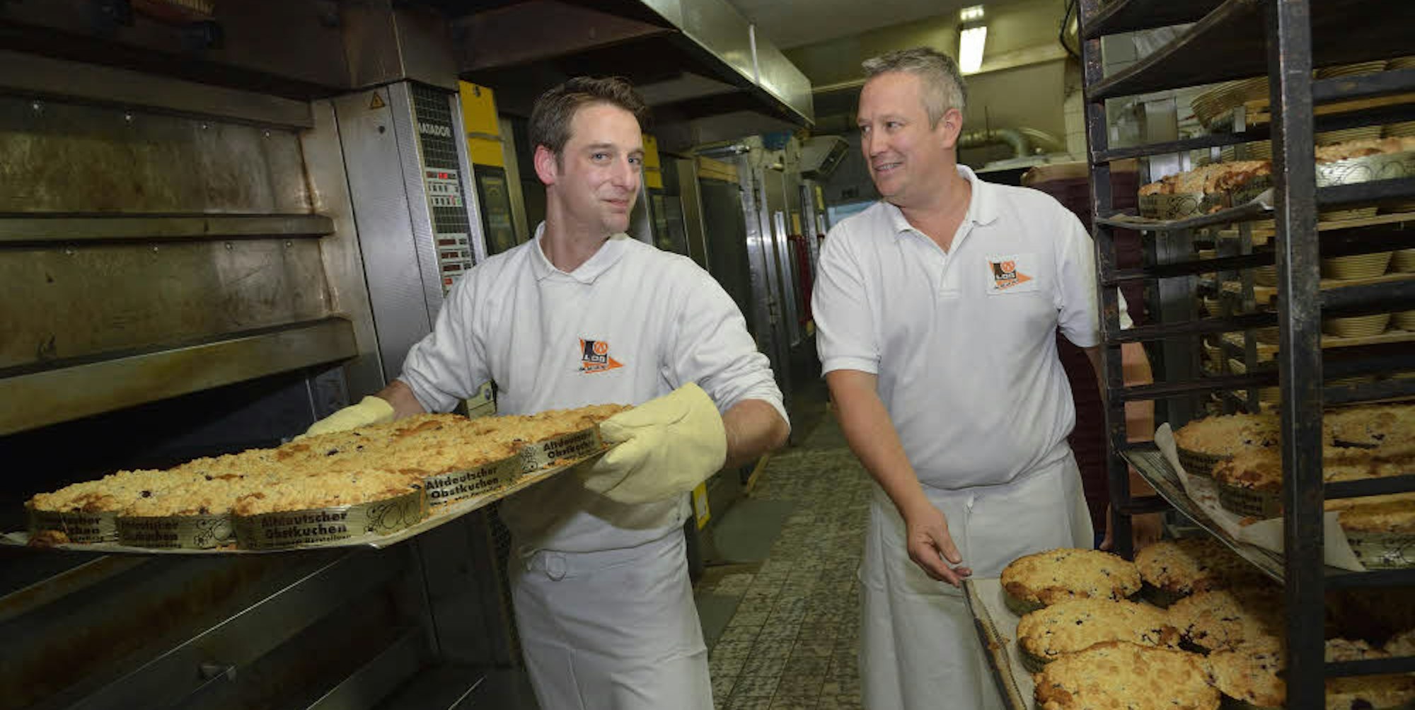 Bäckermeister Peter Lob (r.) hat die Umschulung von Dennis Berscheid unterstützt und wird ihn weiter beschäftigen.