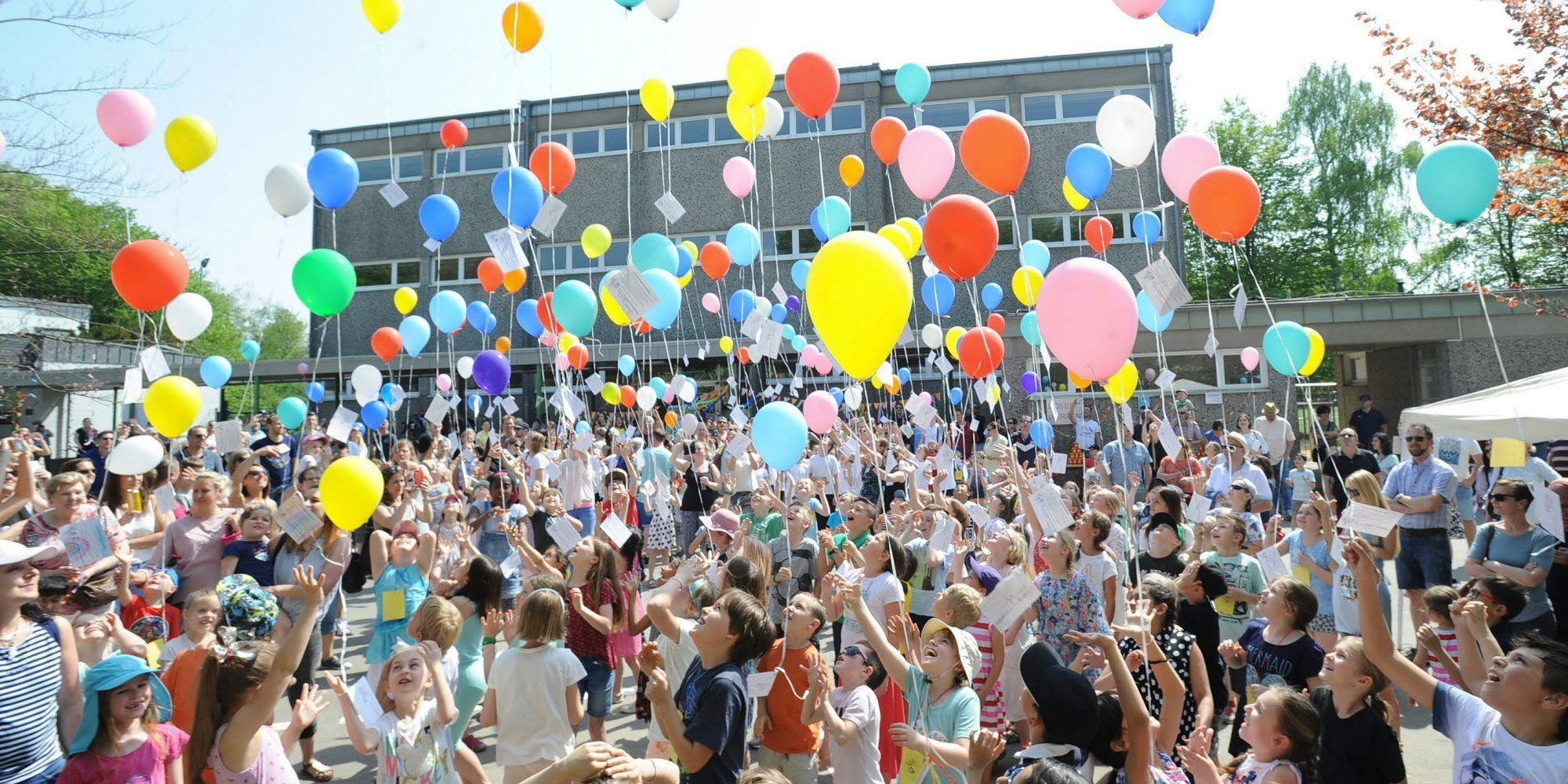 Mit einem fröhlichen Luftballonstart feierte die Grundschule in Bergisch Neukirchen ihr 50-jähriges Bestehen.