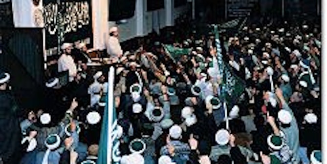 Ein Bild aus vergangenen Tagen: In der Kölner Ulu-Camii-Moschee feiern Anhänger zusammen mit Metin Kaplan den fünften Jahrestag des "Kalifatsstaates".
