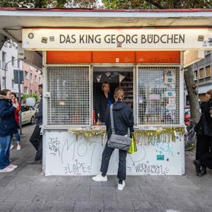 Ein Kölsch auf die Hand , wie hier am „King Georg Büdchen“ am Ebertplatz – bald nicht mehr möglich?