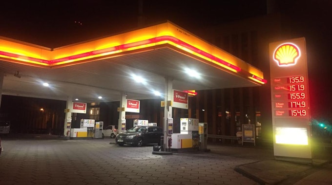 Eine in der Dunkelheit beleuchtete Tankstelle in Köln-Ehrenfeld.&nbsp;