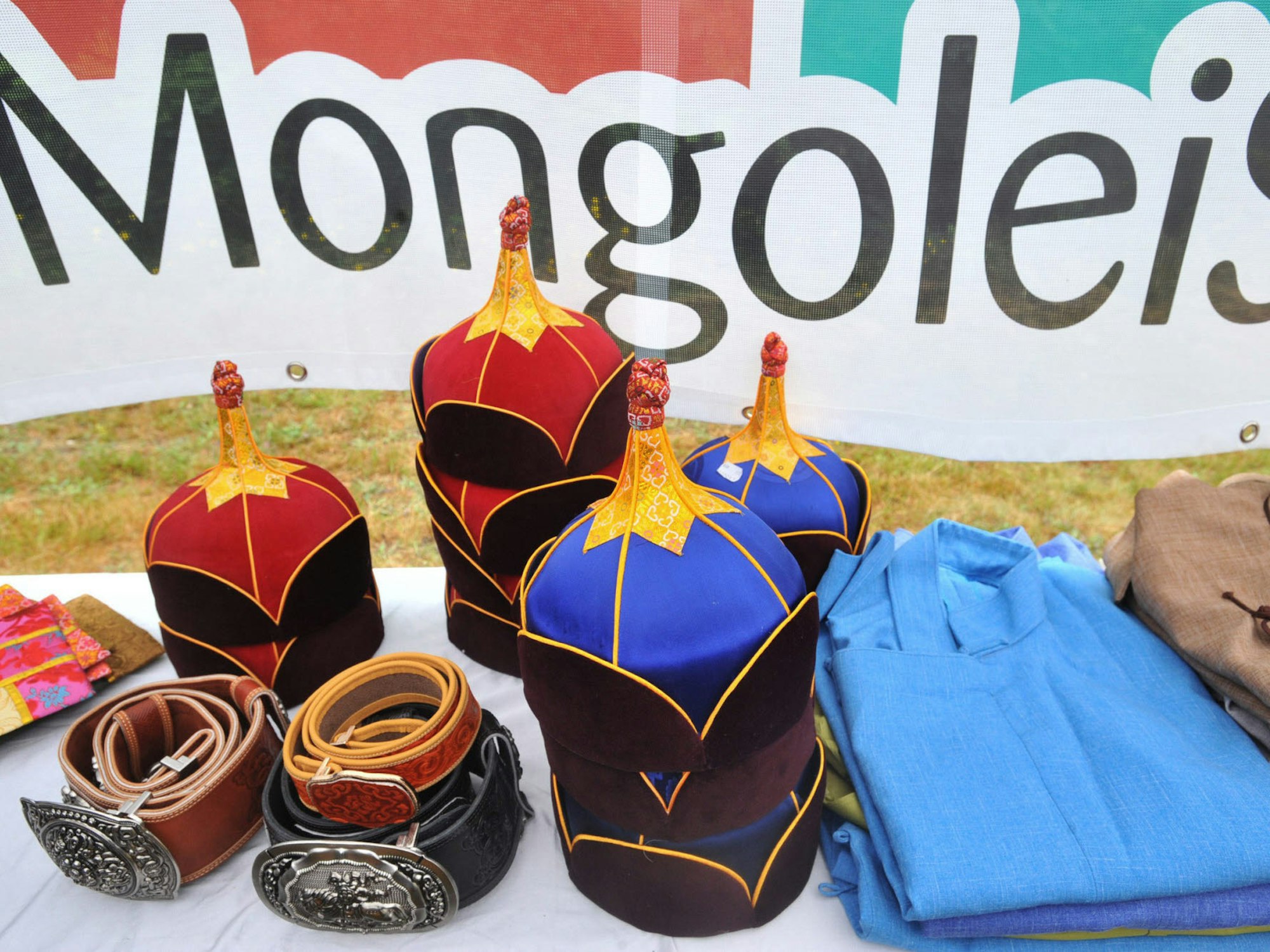 Die Kleider eines Landes: An manchen Zeltständen konnten die Festbesucher mongolische Trachten kaufen.