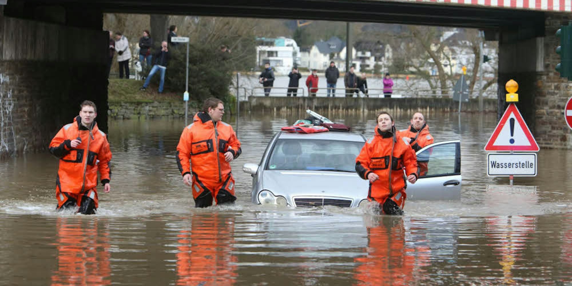 Zwar wiesen Schilder auf die Überschwemmung der Unterführung „Am Steinchen“ in Bad Honnef hin, mehrere Autofahrer manövrierten sich trotzdem in das Hochwasser.