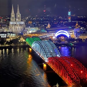 Die Hohenzollernbrücke strahlt in den Landesfarben.