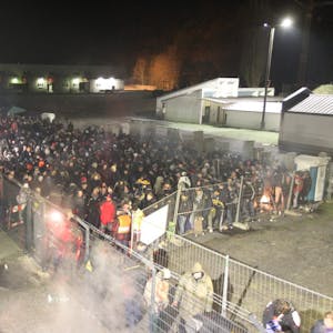Gut 1000 Kunden warteten in der Nacht auf Samstag vor dem Gelände des Feuerwerkherstellers Weco auf Einlass.