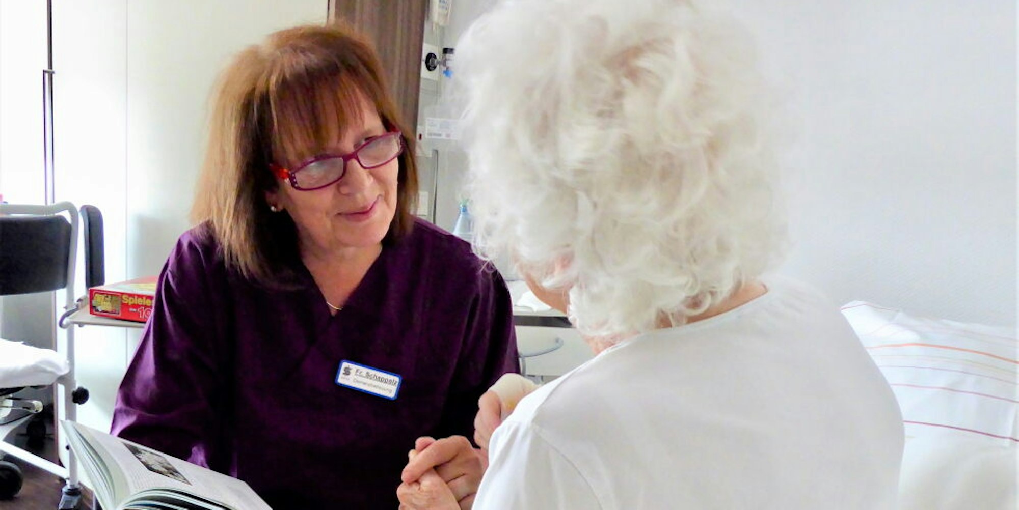 Auf den Stationen kann Demenzbetreuerin Andrea Schappalz betroffene Patienten wieder besuchen.