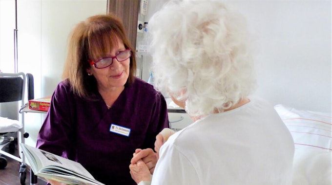 Auf den Stationen kann Demenzbetreuerin Andrea Schappalz betroffene Patienten wieder besuchen.