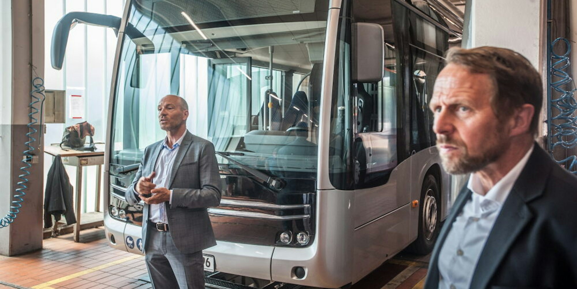 Von 2022 an sollen die neuen E-Busse zwischen Opladen und Bergisch Gladbach verkehren. Wupsi-Chef Marc Kretkowski und Oberbürgermeister Uwe Richrath stellten sie im Juni vor.