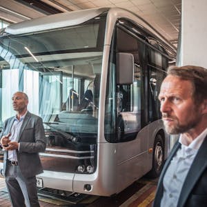 Von 2022 an sollen die neuen E-Busse zwischen Opladen und Bergisch Gladbach verkehren. Wupsi-Chef Marc Kretkowski und Oberbürgermeister Uwe Richrath stellten sie im Juni vor.