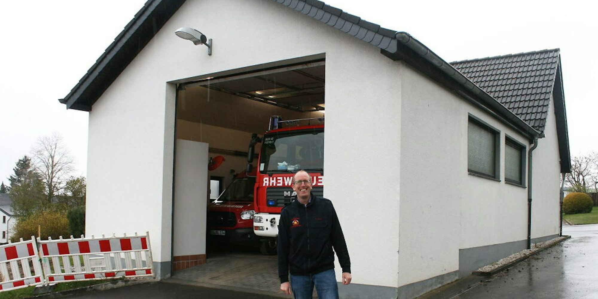 Lommersdorfs Löschgruppenführer Thorsten Luxen vor dem Feuerwehrhaus.