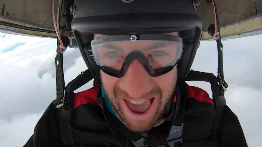 Luke Mockridge wird für „Das Duell um die Welt“ zum lebenden Werbebanner in 2.000 Meter Höhe