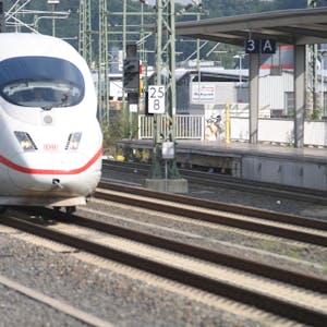 Der Bonner Stadtrat und die FDP-Bundestagsabgeordnete Nicole Westig kritisieren die Änderungen im ICE-Fahrplan für den Bahnhof Siegburg/Bonn, die im Dezember in Kraft treten sollen. Deutsche Bahn und Bundesregierung verteidigen die Änderungen.