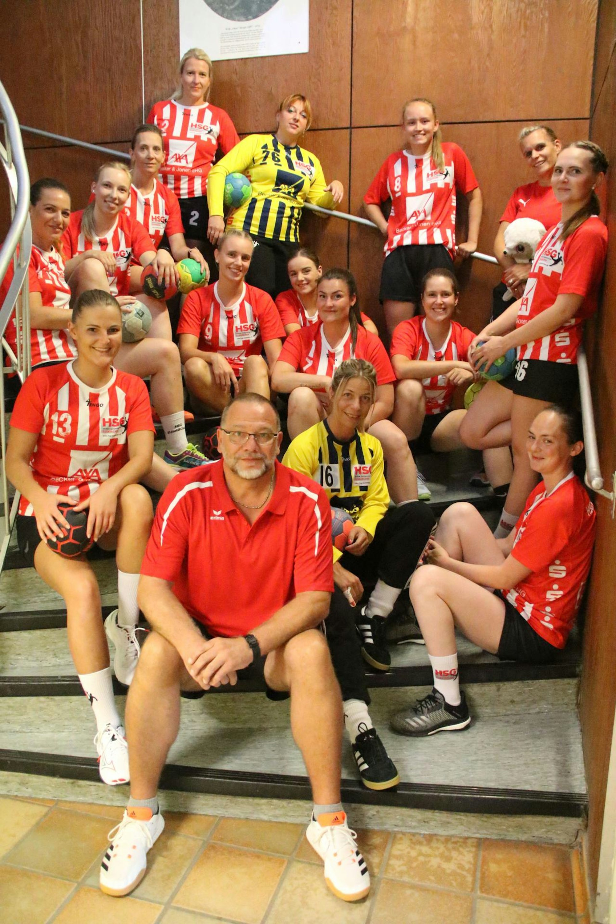 Immer für ein besonderes Mannschaftsfoto zu haben sind die Verbandsligafrauen der HSG Euskirchen.