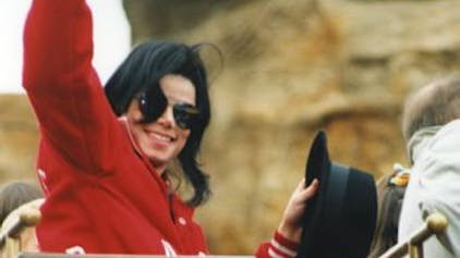 11. Mai 1996: Michael Jackson eröffnet im Phantasialand eine Achterbahn, die nach ihm benannt wird. 3000 Fans wollen an diesem Tag den Mega-Star sehen. ARCHIVBILD: BEISSEL