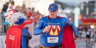 Nur fliegen kann er nicht: Dieser Läufer stürmte voriges Jahr als „Marathon-Man“ die Strecke.